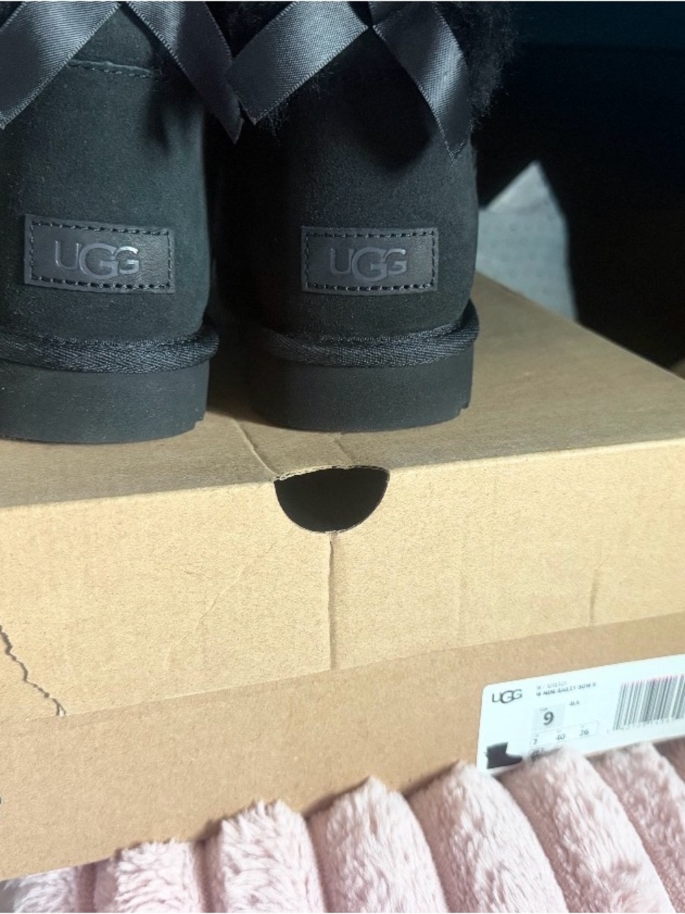 UGG women 
 Short Bow Boots - Black